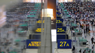 国庆假期前四天累计全社会跨区域人员流动量预计12.45亿人次，同比增长0.1%