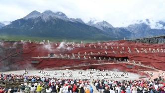 国庆假期过半：“多城串联游”领跑节中出行，景区爆火带动妆造旅拍服务
