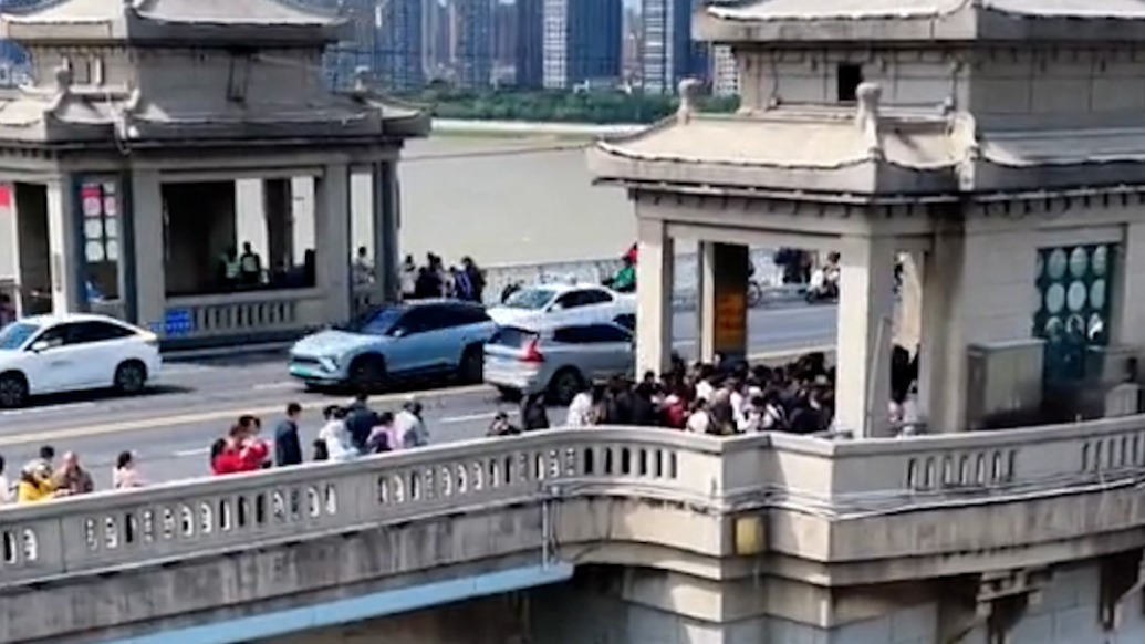 武汉长江大桥武昌桥头堡迎来游客,此前曾封闭多年市民呼吁开放