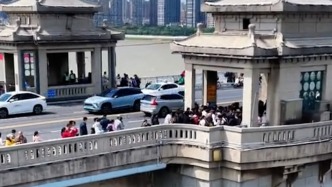 武汉长江大桥武昌桥头堡迎来游客，此前曾封闭多年市民呼吁开放