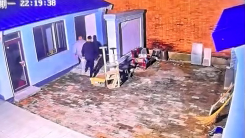 亲友称28岁女子与前男友争吵次日被发现死亡,警方:肺炎基础上抑郁药物中毒致死