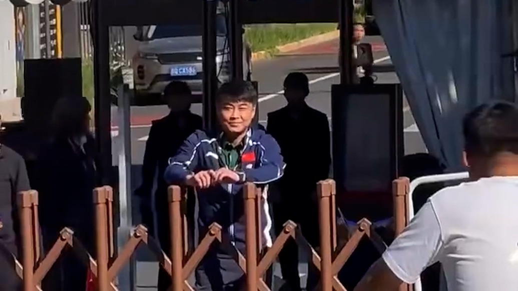 王皓赛场外遭围堵辱骂后报警，律师：部分球迷的行为已涉嫌违法