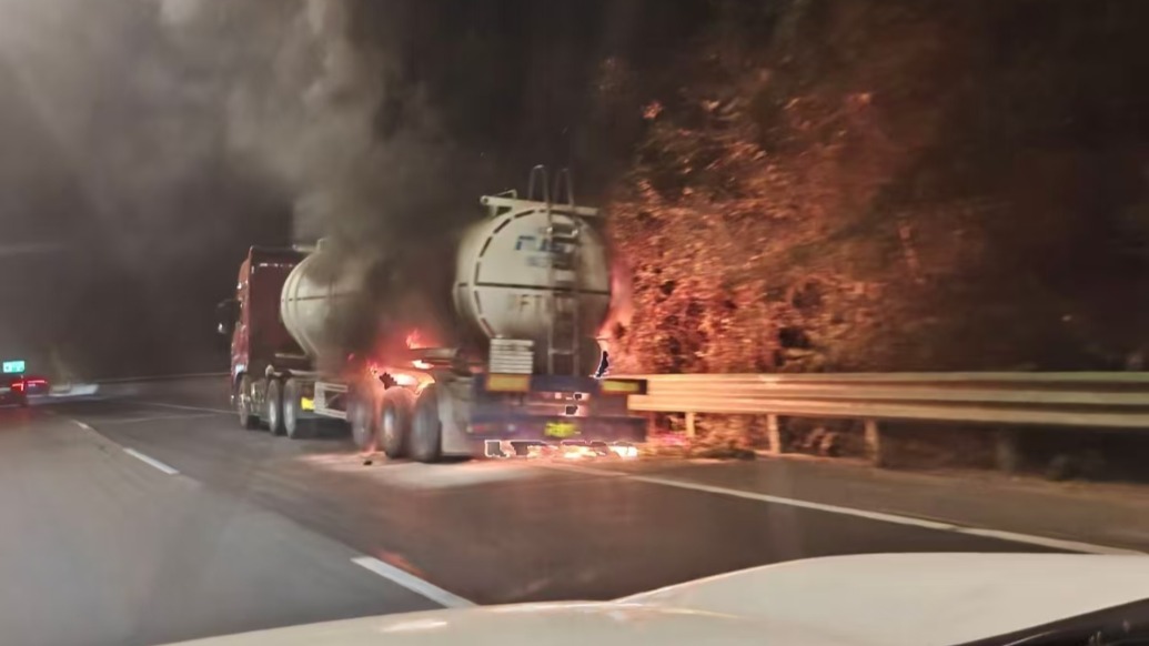 武汉消防否认“机场高速路上罐车爆炸”：系车辆轮胎和底盘着火，无人员伤亡
