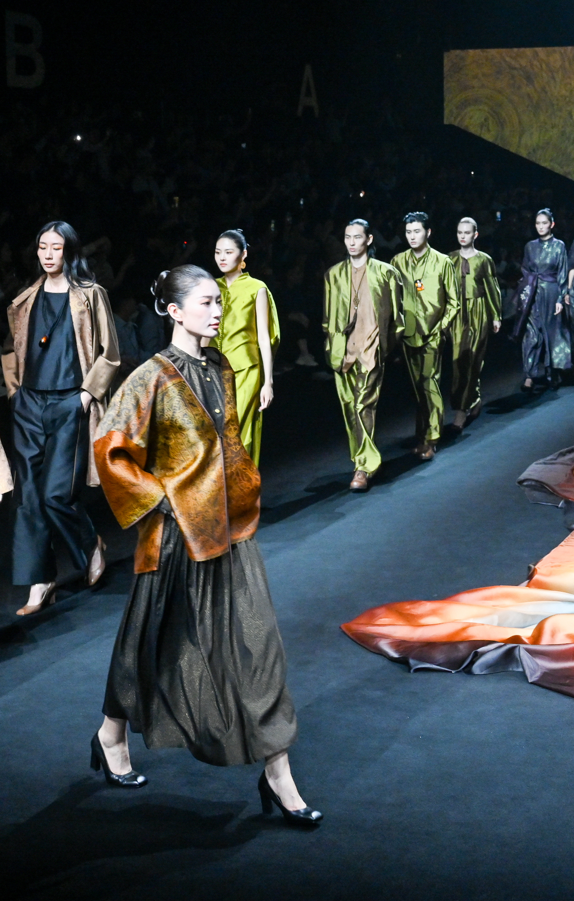 魔都眼丨2027春夏上海时装周:首秀《丝路》演绎敦煌非遗
