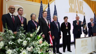 特朗普表彰马斯克、黄仁勋等六位美国科技巨头：你们都是美国的“国家宝藏”