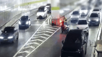 竟撞上警车？分心驾驶，危险就在走神那一秒