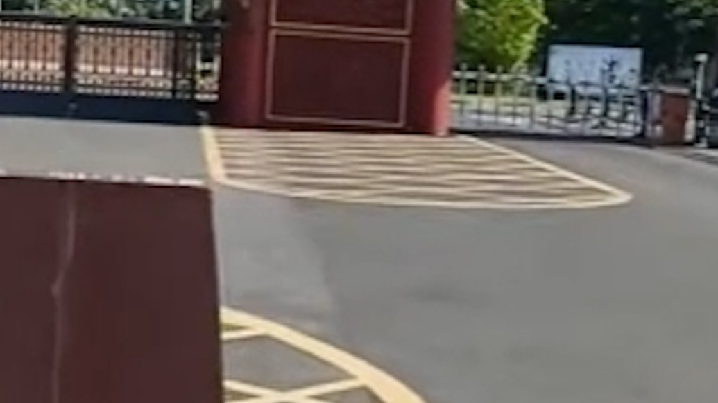 女生校园内骑车被电动车撞倒离世，家属代理律师：复议后增加了两辆违停车辆的责任