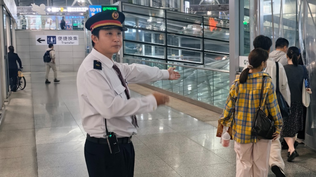 暖侬心|“他像海绵宝宝一样对待工作!”女孩身体不适乘高铁坐过站,上海南站工作人员帮开证明还送她上车