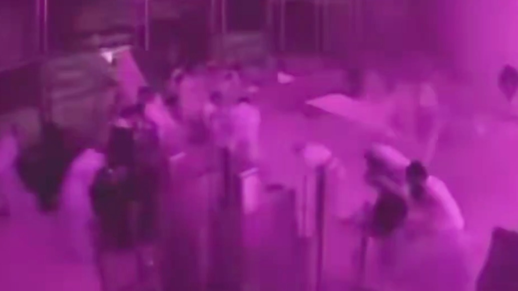遭袭瞬间曝光!胡塞武装承认袭击,还警告国际旅客勿飞往沙特境内机场