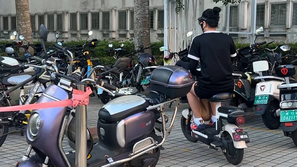 探访两所大学电动车管理现状,学生称上下课高峰常见车擦人而过