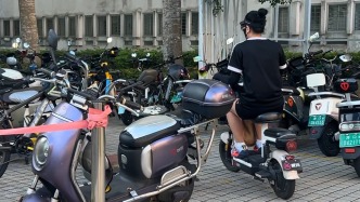 探访两所大学电动车管理现状，学生称上下课高峰常见车擦人而过