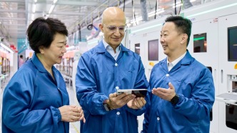 iPhone Duo预售前夕，苹果COO到访富士康并回应产能情况：正扩大生产规模