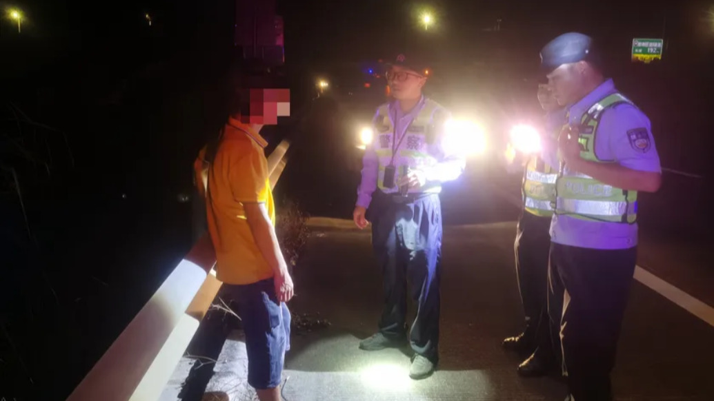 醉酒男子深夜在高速上逆着车流走,交警赶赴现场带离