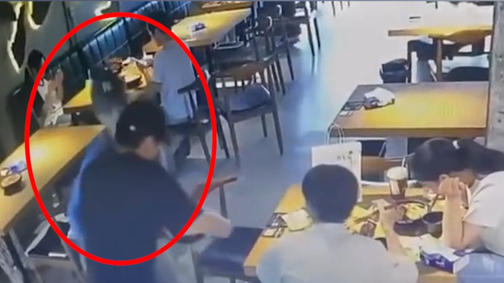 顾客和端砂锅服务员撞上被烫伤?宁波涉事网红餐厅否认,称遭高价索赔