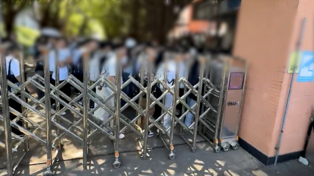 午高峰大门紧闭只开通闸机致拥挤，韶关学院：新来的保安对规定没学到位