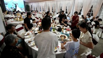 马上评｜四无婚礼、AI婚纱照，为何引发共鸣？