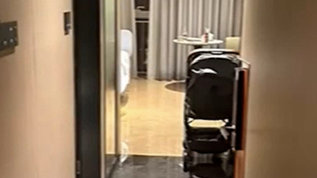 夫妻给娃洗澡被困卫生间4小时丈夫撞门自救受伤,酒店:愿提供20倍房费及3年到店免费住宿的补偿