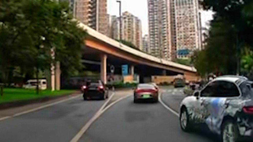 广州一“痛车”红绿灯路口压实线被拍,交警提醒改变车身颜色需备案