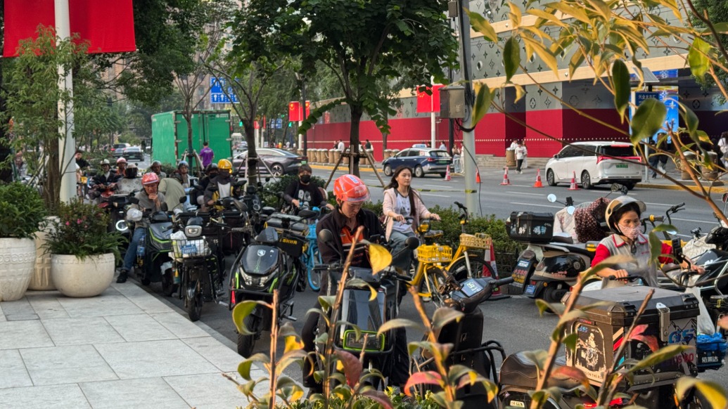 非机动车道变成了“停车场”,商圈停车难题是否有解?