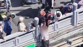 女子跳桥轻生，专业救援力量到达前，多名市民合力拉拽十余分钟