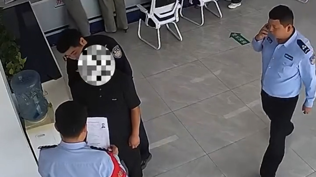 网逃人员到派出所窗口办证,户籍辅警一眼认出后拖延稳住并上报