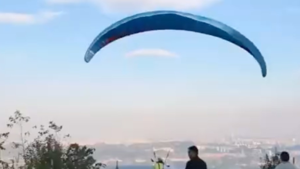 一滑翔伞飞行途中遇气流挂在树上,贵州省低空运动协会:非商业载客飞行,本人安全自行撤离