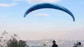 一滑翔伞飞行途中遇气流挂在树上，贵州省低空运动协会：非商业载客飞行，本人安全自行撤离