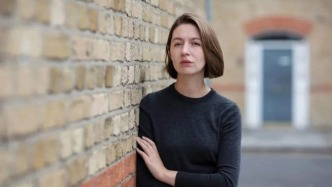 因支持受争议的亲巴勒斯坦组织，作家萨莉·鲁尼退出英国市场