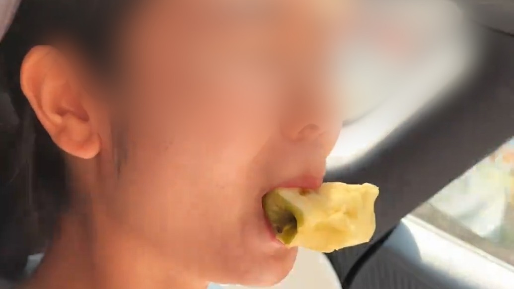 “苹果卡嘴取不下来”火上热搜:女子否认摆拍晒急诊缴费单,医院工作人员回应
