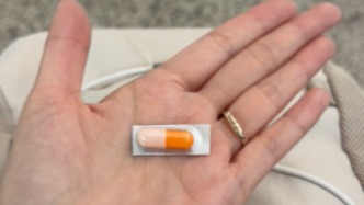 同款暖心服务！深圳机场提供2元单片布洛芬引热议，记者实测上海浦东机场也可按需提供
