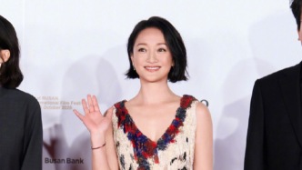 釜山升格A类首位华语影后！周迅哽咽感谢父母，鼓励拥抱变化