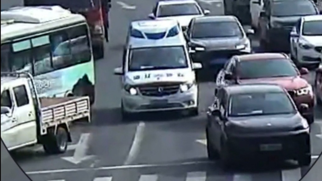 浙江绍兴4辆车同步45°让行救护车,14秒抢出“生命通道”