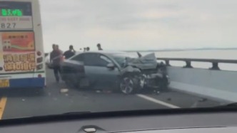 南澳大桥轿车驶入对向车道碰撞公交车，广东省应急厅：3人死亡，省安委会挂牌督办