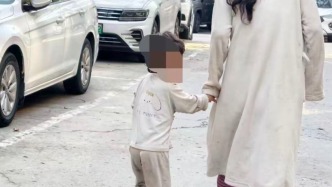 官方回应“男孩衣衫不整跟随母亲游荡”：孩子母亲一度拒绝救助，有关部门已成立工作专班