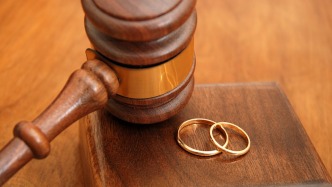 贵州六盘水“双宴”事件引热议，婚姻中的“忠诚协议”法院为什么一律不认？律师解析