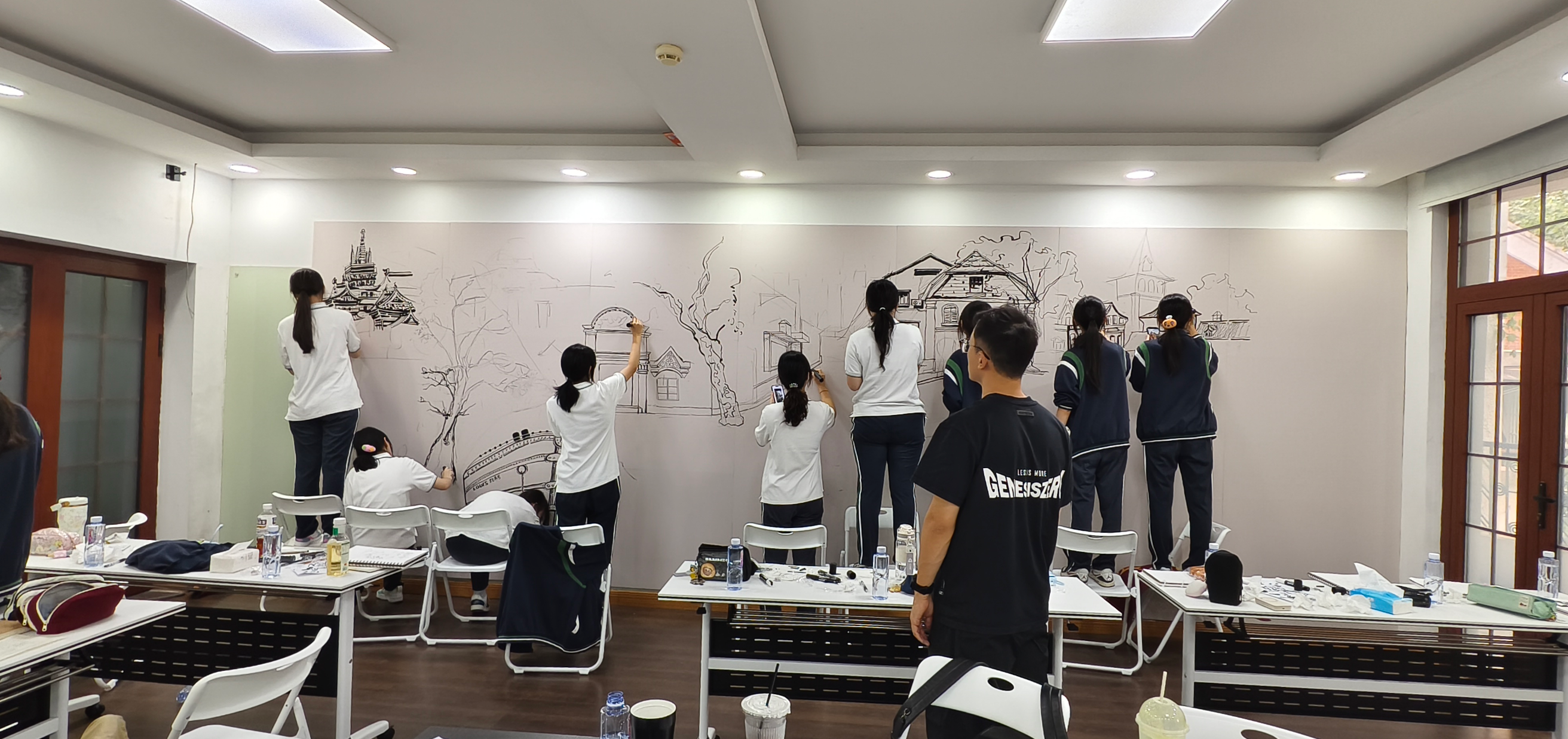 AI助力,芬兰艺术家与学生墙绘12米上海城市风貌
