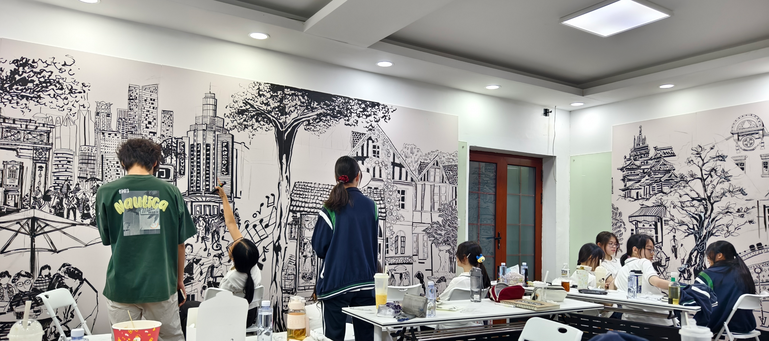 AI助力,芬兰艺术家与学生墙绘12米上海城市风貌