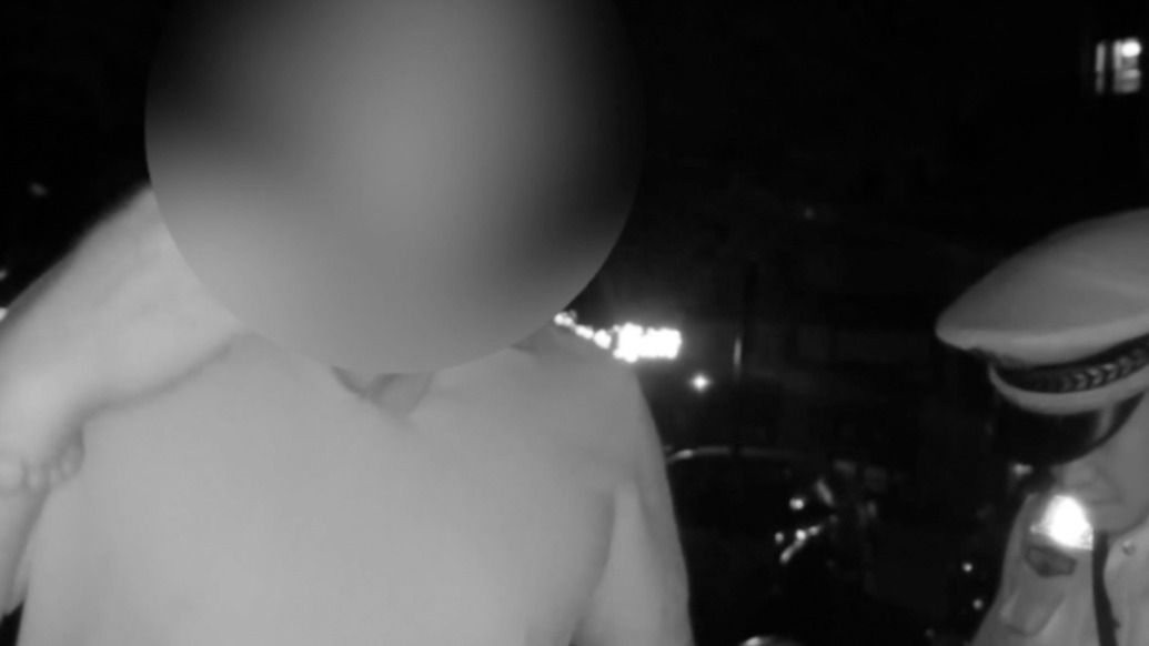 自认为“状态挺好”醉驾上路,武汉一司机在路口熟睡被民警反复拍窗喊醒