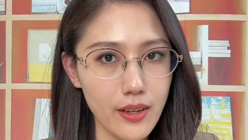 教师被安排“耻辱”合影，“耻辱”二字，辱的究竟是谁？