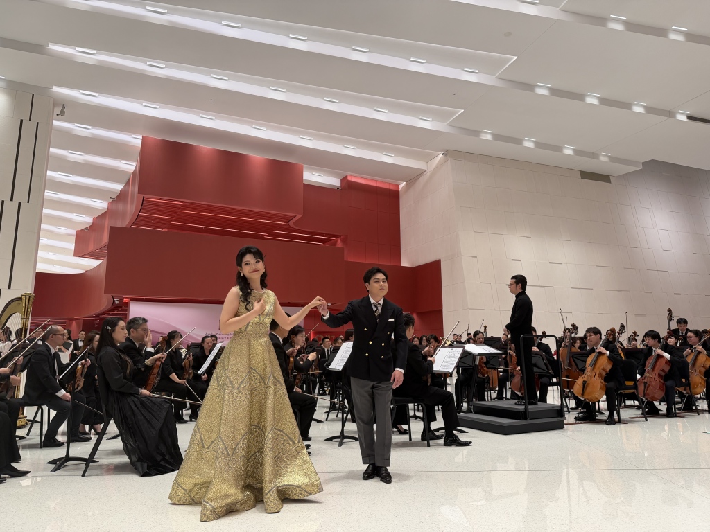 中外名家大师点亮开幕之夜，“中国扇”在黄浦江边开扇