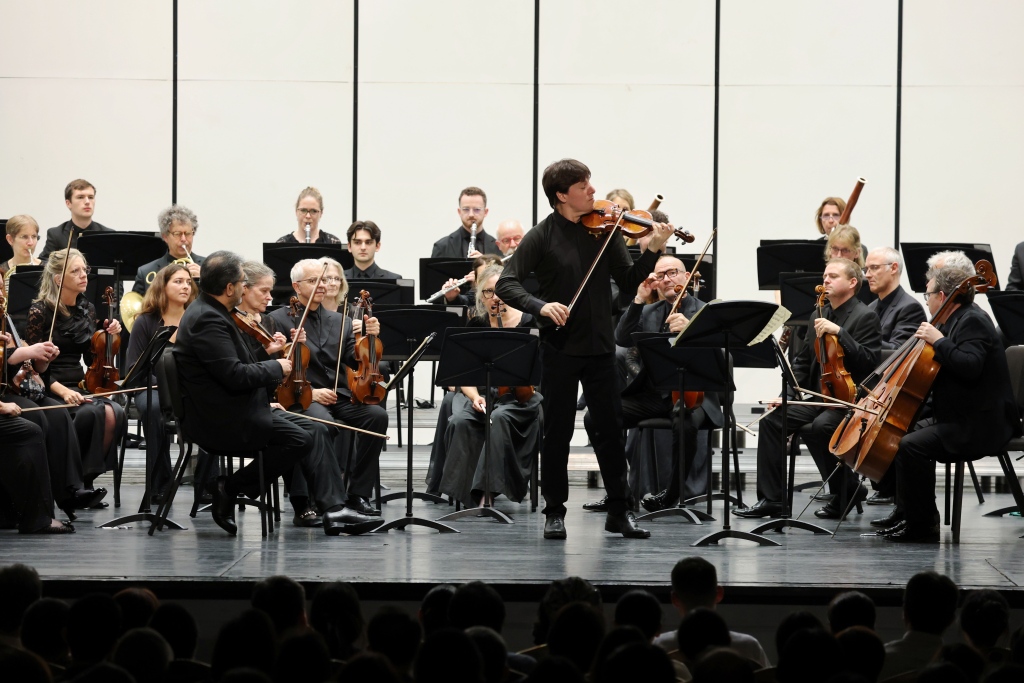 约书亚・贝尔重返上海:拉琴的手,也是指挥的手