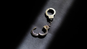 河南高院公布典型案例：骗老人高价买廉价纪念币20人获刑