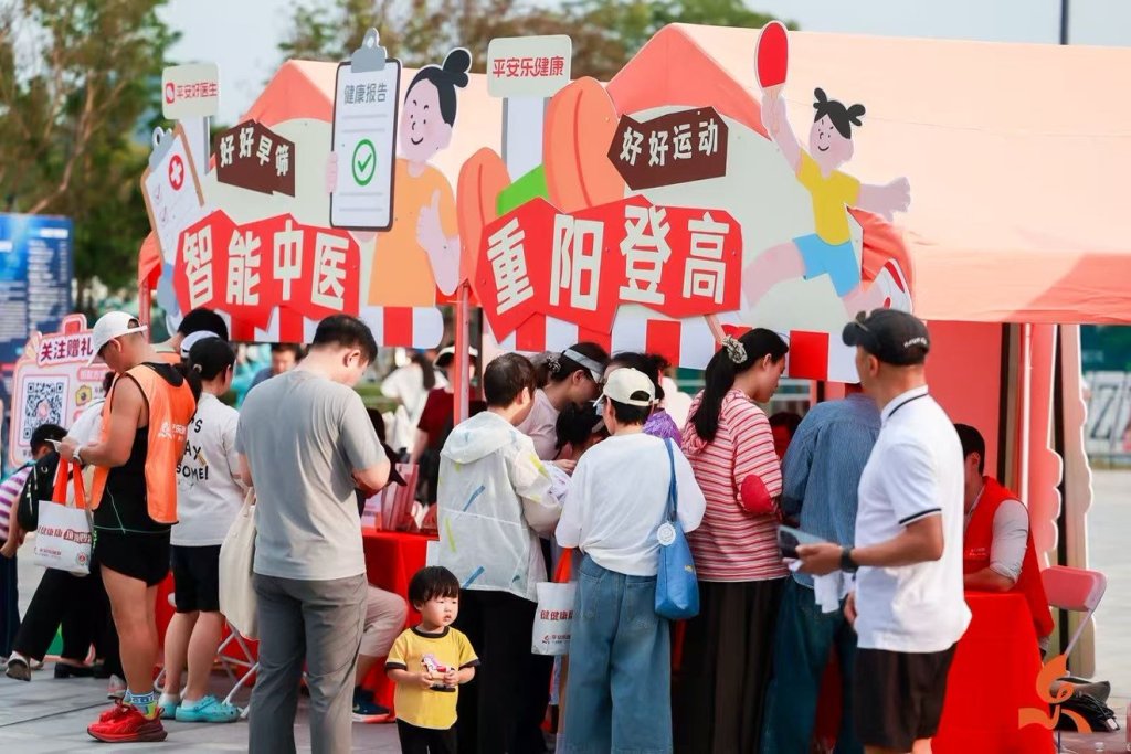 双子山下户外草坪,弗洛雷兹携手石倚洁唱起《我的太阳》