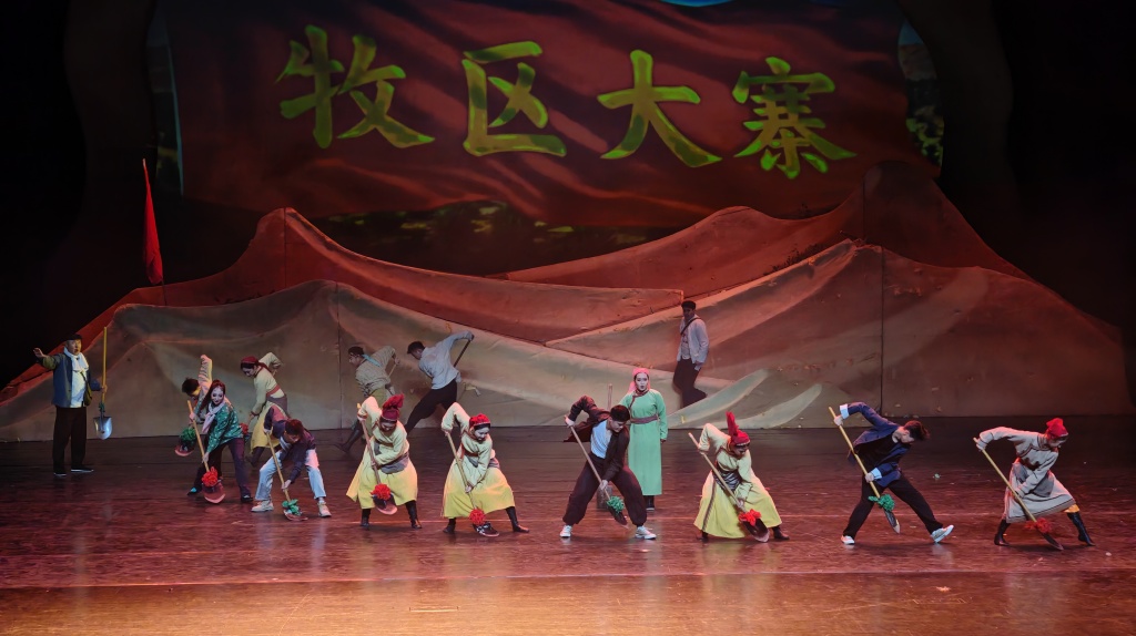 舞台再现毛乌素绿进沙退:生态歌舞剧《守护》启幕鄂尔多斯国有院团展演