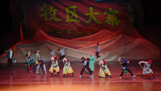 舞台再现毛乌素绿进沙退：生态歌舞剧《守护》启幕鄂尔多斯国有院团展演