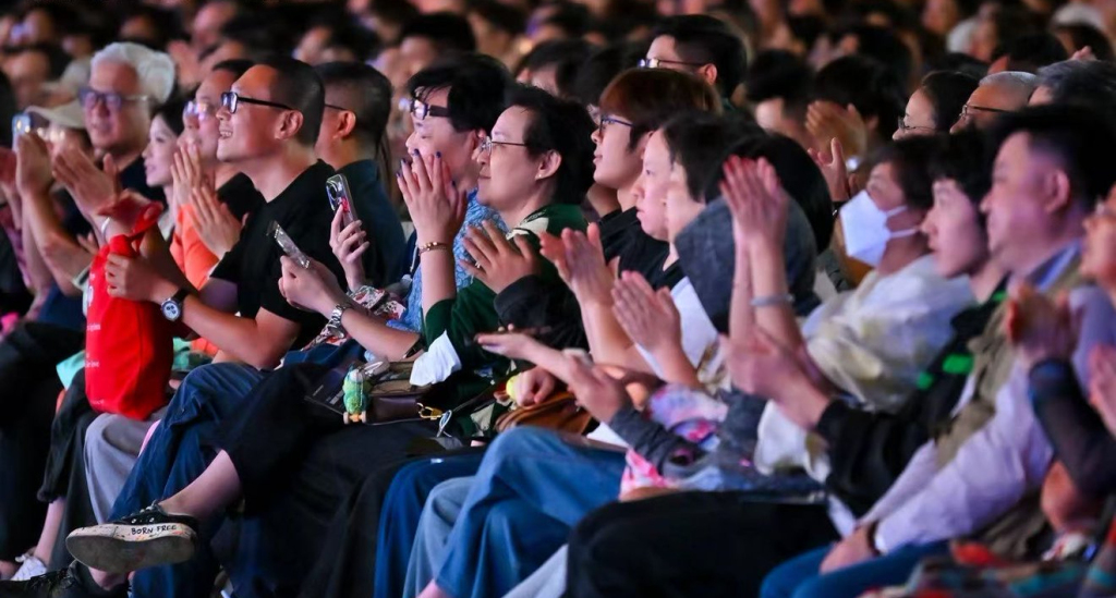 双子山下户外草坪,弗洛雷兹携手石倚洁唱起《我的太阳》