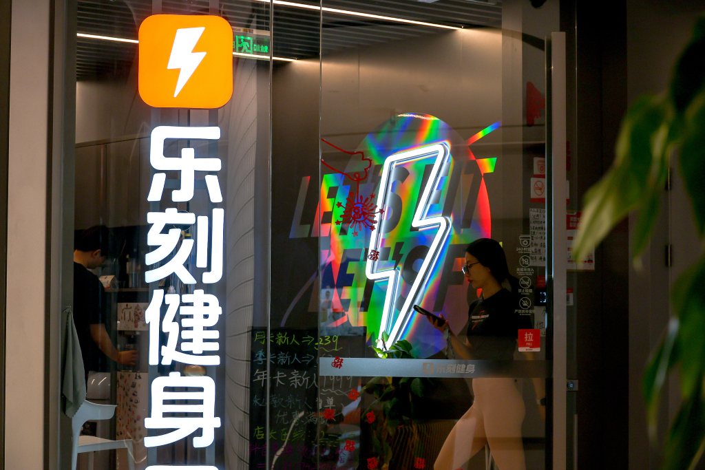 体坛联播|皇马4比1塞维利亚,郑钦文提前结束2026赛季