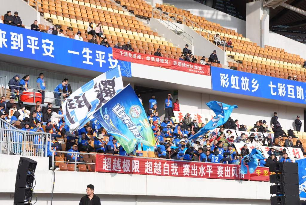 当足球翻滚在“援青杯”上，真正的主角不止在场上