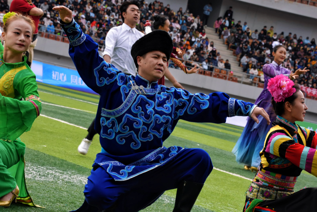 当足球翻滚在“援青杯”上，真正的主角不止在场上
