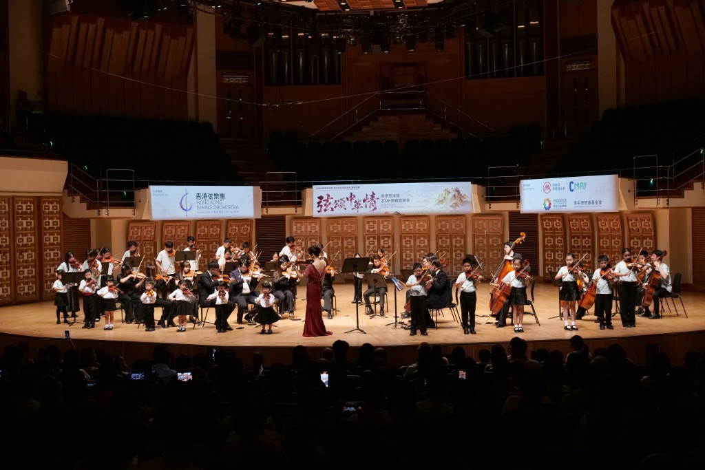 小提琴家姚珏领衔香港弦乐团，在香港首演《粤剧幻想曲》